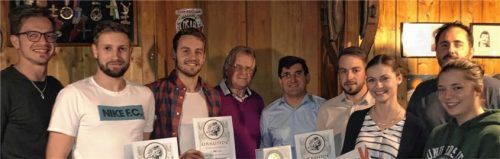 Die geehrten Aktiven mit stellvertretendem Fußballabteilungsleiter Thomas Mittermaier, Josef Manstetter, Florian Mittermaier, Vereinsvorsitzendem Peter Heindl, Georg Lackmaier, Patrick Feulner, Johanna Hörth, Fußballabteilungsleiter Franz Mußner und Christina Roß (von links). Foto  Schill