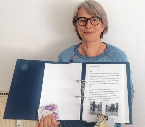 Die Geschichte Kolbermoors hat Heidi Andrä mit ihren Schützlingen schon behandelt, ebenso hat sie in den kleinen Metalldosen kleine Zettel mit Fragen: Wie heißt der Fluss in der Stadt, in welchem Bundesland wohnst du? – Jeder Teilnehmer kann sich dann Zettel nehmen und so kommt man ins Gespräch. Foto weinzierl