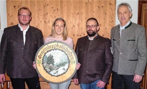 Die Gewinner beim Gemeindepokalschießen (von links): Schützenmeister Michael Fischer, Kathrin Landwehrs, Stephan Bergmann (von links). Den erfolgreichen Schützen gratuliert Bürgermeister Sepp Häusler (rechts).Foto re