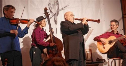 Die Gitanes Blondes mit (von links) Mario Korunic (Geige), Simon Ackermann (Kontrabass) und Christoph Peters (Gitarre) mit dem Altstar Giora Feidman an der Klarinette sorgten für Standing Ovations.Foto Kirchner