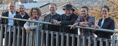 Die Grünen-Kandidaten für den Gemeinderat in Kiefersfelden: Johann Kirner, Albert Weingart, Monika Stegmayer-Kleitsch, Bürgermeisterkandidat Stefan Schirmer, Albert Bauer, Florian Haidacher, Dr. Jessica Lemke (von links). Auf dem Foto fehlen Dr. Daniela Uhrich, Claudia Pfohl und Hermann Moderegger. Foto Hoffmann