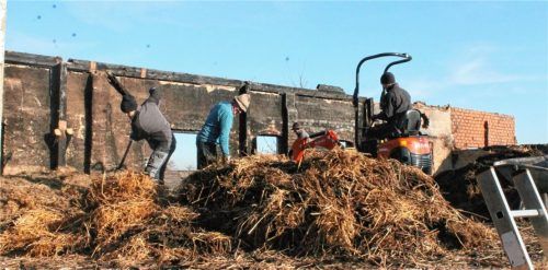 Die Hilfsbereitschaft reißt nicht ab. Gestern halfen erneut Nachbarn mit, um das Dach des abgebrannten Stadls auf dem Vierseithof der Oberbachers in Gänsberg zu räumen. Fotos  Grundner/Fib/SO