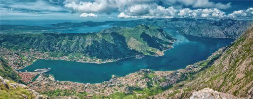 Die Höhenzüge rund um die Bucht von Kotor ermöglichen Panoramablicke auf das UNESCO-Weltkultur- und -Weltnaturerbe. Foto djd/NTO – Montenegro
