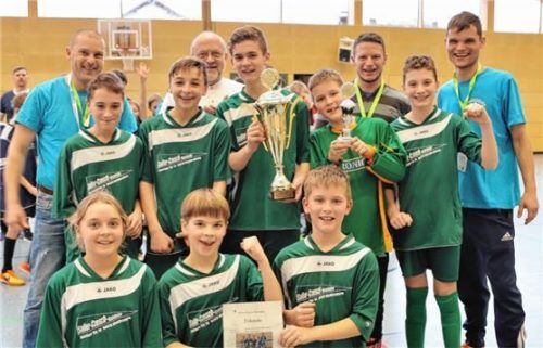 Die Juniorensieger „Innleitenkicker Ensdorf-Frauendorf“ mit Pater Bernhard Stiegler (Zweiter von links hinten), Jugendseelsorger Rupert Schönlinner (links hinten), Turnierleiter Johannes Asanger (Dritter von links hinten) und Jugendreferent Hans Kurz (rechts hinten).Foto  Höpfinger