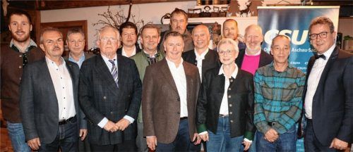 Die Kandidaten der CSU für die Kommunalwahlen im März. Der Ortsvorsitzende der CSU Aschau-Sachrang, Georg Westenthanner, (erste Reihe, Mitte) stellte seine Mannschaft für die Wahlen vor. Rechts im Bild der Landtagsabgeordnete Klaus Stöttner, der die Christsozialen zu kooperativer Arbeit im Gemeinderat aufrief.Foto Rehberg