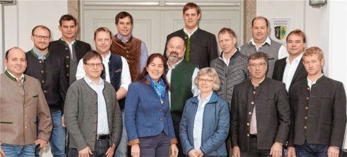 Die Kandidaten der Freien Wähler Söchtenau: (hinten, von links) Christian Obinger, Arne Gräter, Christoph Huber, Alois Loy sowie (Mitte, von links) Marco Binder, Michael Süss, Lorenz Loy, Martin Gabriel, Hans Kaiser sowie (vorne, von links) Lorenz Liegl, Georg Süss, Gertraud Polz, Theresia Schöberl, Josef Gartner und Maximilian Forstner.Foto re