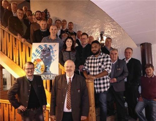 Die Kandidaten, die für die Bayernpartei in den Rosenheimer Kreistag einziehen wollen. Foto re