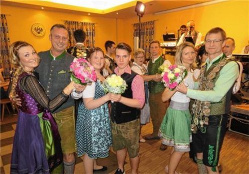 Die Königspaare der Gemütlichkeit Niederbergkirchen: Königin Martina Holz mit Markus, Jugendkönigin Carina Huber mit Markus und Gauschützenkönig Michael Haslwimmer mit Monika.Foto jaensch