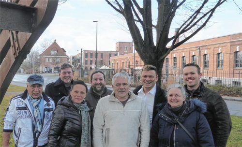 Die Kolbermoorer AfD schickt acht Kandidaten ins Rennen: Hans Spreng, Edi Bruckdorfer, Sabine Paukert, Christian Demmel, Herbert Schmid, Marco Hercenberger, Gabriele Demmel und Josef Paukert (von links). Foto re