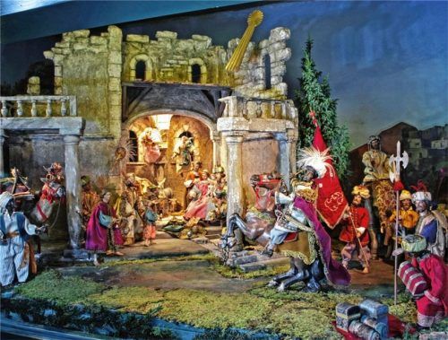 Die Krippe in der Priener Taufkapelle mit den Heiligen Drei Königen. Foto Berger