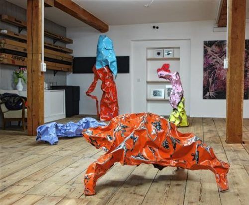 Die metallischen Fabelwesen von Josef Hamberger harmonierten mit den Bildern von Rudi Wolfbeisser im „Studio 8.5“ in der Landlmühle. Foto Friedrich