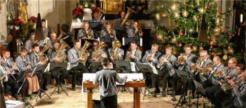 Die Musikkapelle Stephanskirchen eröffnet den Abend.Foto re