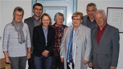 Die neue Vorstandschaft: (von links) Barbara Zeller, Hans Holzmeier, Anne-Marie Holzmeier, Rosi Dangl, Ingrid Jung, Josef Utzschmid, Lutz Ellermeyer.Foto re