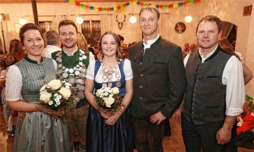 Die neuen Schützenkönige der Alt- und Jungschützen Taufkirchen: (von links) „Schützenliesl“ Daniela Irl, Schützenkönig Sebastian Löw, Jugendschützenkönigin Franziska Kiefl, Bernd Kiefl und Schützenmeister Hans Haider.Fotos stuffer