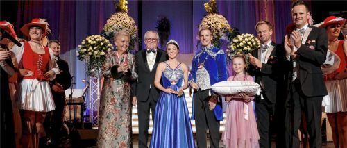 Die neunjährige Felizia Weinberger übergab gemeinsam mit Oberbürgermeisterin Gabriele Bauer den goldenen Schlüssel der Stadt Rosenheim an das Prinzenpaar Prinz Martin I. und Prinzessin Sandra II.Fotos Sperber/Gröning