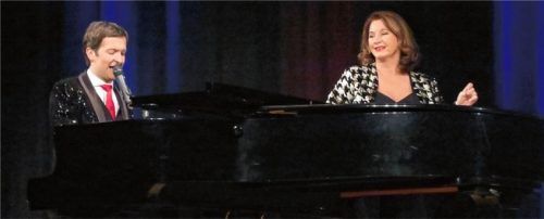 Die Protagonisten des Udo-Jürgens-Abends: Pianist und Sänger Alex Parker und die Schauspielerin Gabriela Benesch als Erzählerin. Foto Baumann