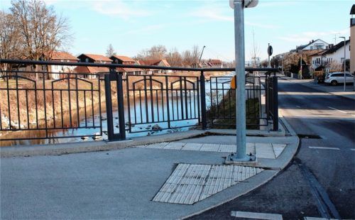 Die Riffelung auf dem Bürgersteig an der Mangfallbrücke ist speziell für sehbehinderte Menschen. Foto iediger
