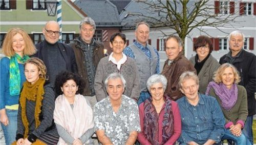 Die rot-grünen Kandidaten für Neubeuern: (von links stehend) Sibylle Killinger, Hubert Lingweiler, Uli Gierlinger, Viola Frohwein, Rüdiger Voigt, Markus Schmid, Gaby Schweinsteiger, Klaus Tischler, (sitzend von links) Sarah Schopf, Tatjana Mahr, Michael Gierlinger, Corinna Muttray, Klaus Spatzier, Astrid Wieland.Foto re