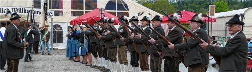 Die Schützenkompanie der Königlich-privilegierten Feuerschützengesellschaft Kraiburg lässt es bei festlichen Anlässen in der Marktgemeinde und im ganzen Landkreis krachen. Hier nimmt die Kompanie um Hauptmann Thomas Maier (links) beim Kraiburger Volksfestauftakt vor dem Festzelt Aufstellung.Fotos  Bachmaier