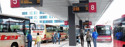 Die Busunternehmen kämpfen um ihre Existenz. Sowohl Linienfahrten (hier ein Archivbild vor der Corona-Krise vom Busbahnhof am Bahnhof Rosenheim) wie auch Reisen fallen weg.Foto  Archiv Aerzbäck