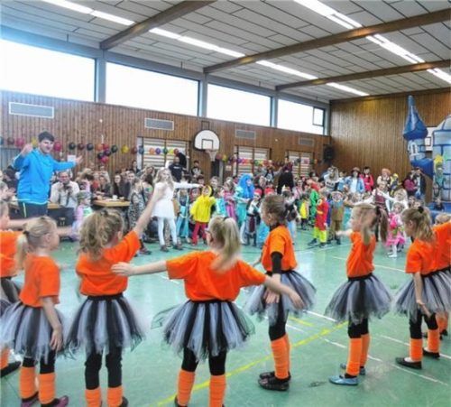 Die Tanzeinlagen der verschiedenen Gruppen begeisterten die kleinen Zuschauer.Foto re