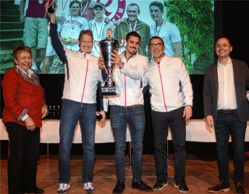 „Die Tennismacher“ des TSV 1860 Rosenheim, ausgezeichnet als Mannschaft des Jahres, eingerahmt von Rosenheims Dritter Bürgermeisterin Dr. Beate Burkl und dem Zweiten Vorsitzenden des Stadtverbands für Leibesübungen, Thomas Bauer.Foto ruprecht