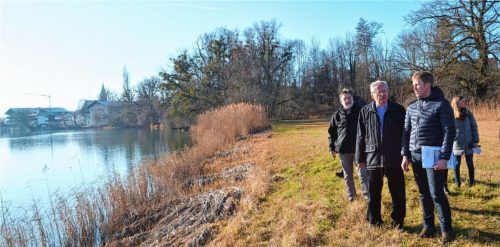 „Die Trasse könnte mehr Belastung statt Entlastung bringen“: Münchens Alt-OB Christian Ude (Mitte) im Gespräch mit Toni Mayer, Sprecher des Seebrucker Bürgerforums, in der Nähe der Stelle, wo die Alzbrücke entstehen soll. Fotos Wastl