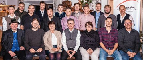 Die Überparteiliche Wählergruppe (ÜPW) Samerberg geht mit 19 Kandidatinnen und Kandidaten in die anstehende Gemeinderatswahl. Bürgermeister Georg Huber (vordere Reihe Mitte) wurde beinahe einstimmig wieder als Bürgermeisterkandidat nominiert.Foto re
