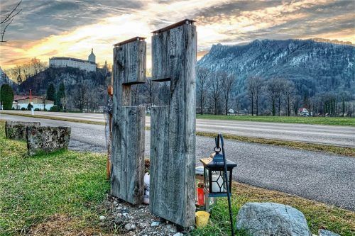Die Unfallstelle: Kreuze, Steine und Kerzen erinnern an Veronika und ihren tragischen Unfalltod. Foto H. Reiter