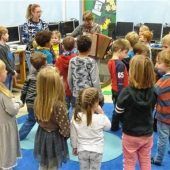 Wie wird es wohl sein, die Schulbank zu drücken?