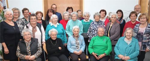 Die zahlreichen Geehrten um Vorsitzende Christa Anzenberger (Dritte von links, hinten), Bürgermeister Alois Salzeder (Mitte, hinten) und Pfarrer Bernhard Stiegler (rechts, hinten): (erste Reihe von links) Maria Reinthaler, Zenta Schmid, Sophie Geidobler, Katharina Schnelzer, Anna Lohr. (Hinten von links) Anneliese Hufeld, Lieselotte Bollinger, Vorsitzende Christa Anzenberger, Theresia Niedersüß, Ingrid Winterer, Elisabeth Kindermann, Therese Seidl, Barbara Scheitzeneder, Maria Gruschek, Maria Salzeder, Maria Leipfinger, Ursula Anzenberger, Dorothea Münzlochner, Margit Dünstl, Therese Fürstenberger, Monika Höpfinger, Maria Lindlmaier, Erna Meindl.Foto Höpfinger