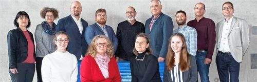 Diese Personaler führten mit den Neuntklässlern Vorstellungsgespräche durch: (hinten von links) Silvia Baumann (Jas Fachkraft), Elisabeth Kalenberg (Stadt Kolbermoor), Giacomo Anzenberger (Gewerbeverband Kolbermoor), Benedikt Stark (Mint Solutions München), Wolfgang Junge (Daxeder Bau), Johann Enzinger (Deutsche Post), Christian Schmolling (dm Bad Aibling), Michael Glas (Bauhof Kolbermoor), Rainer Munzert (Lehrkraft Schule/Beruf). (Vorne links) Edeltraud Keller (Bader Mainzl GmbH & Co.KG), Zeljka Latin (Pflegeheim Höllmüller), Martina Krstevski (Bildungsbegleiterin) und Diana Bösel (dm Bruckmühl). Foto re