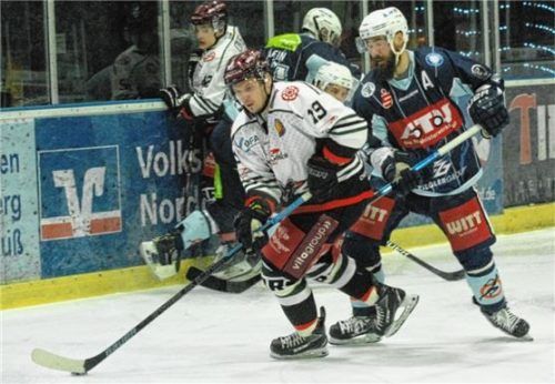 Dimitri Litesov (vorne) traf auch in Weiden.Foto Gebert