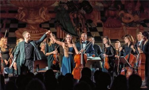 Dirigent Stefan Unterhuber (links), Solistin Katarina Schmidt und das Wasserburger Kammerorchester im historischen Rathaussaal.Foto  Flamm