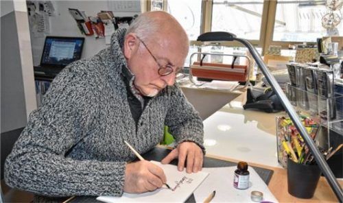 Dirk Gallasch nimmt sich noch richtig Zeit zum Schreiben. Die eigene Handschrift verkörpere die Persönlichkeit, betont er.Foto Schlecker