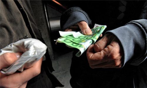 Drogen und Geld wechseln auf diesem Symbolfoto den Besitzer: Eine 22-jährige Bad Endorferin musste sich jetzt vor dem Rosenheimer Jugendschöffengericht wegen Beihilfe zum Drogenhandel verantworten. Foto dpa