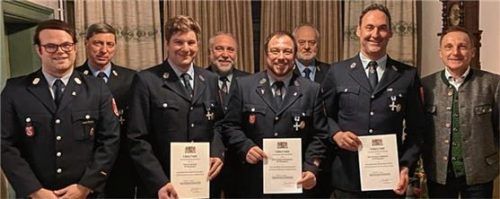 Ehrung für 25 Jahre aktiven Dienst: Kommandant Franz Aichinger, Kreisbrandmeister Martin Gruber, Josef Heiss, Vorsitzender Albert Berger, Stefan Schröttinger, Kreisbrandinspektor Johann Huber, Markus Mößthaler und Bürgermeister Olaf Kalsperger (von links).Foto re