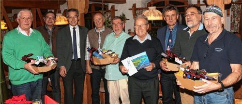 Ehrung und Verabschiedung beim Bürgerbus-Team: (von links) Uwe Hering, Amerangs Bürgermeister August Voit, Landtagsabgeordneter Otto Lederer, AUV-Vorsitzender Bürgermeister Josef Mayer aus Rimsting, Heinrich Axhausen, Herbert Lang, Geschäftsführer Hans Zagler von der RoVG, einer der Hauptorganisatoren, Wolfgang Gröger und Anton Waldmann.Foto Graichen