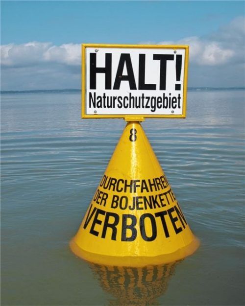 Ein Beispiel für die großen Bojen mit Beschilderung ist dieses Exemplar. Es war bis dato in den Sommermonaten im Einsatz.