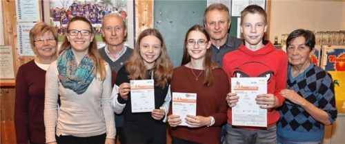 Ein besonderes Jubiläum feierten (ab Zweite von links) Veronika Höpfinger, Willi Clemens, Eva Duschek, Lea Gottwald, Ralf Glaser und Fritz Gottwald, zusammen mit den beiden Sportabzeichenabnehmern Ingrid Höpfinger (links) und Ruth Kummer (rechts). Foto  Höpfinger