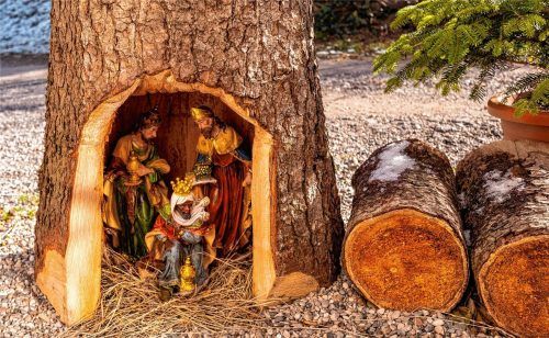 Ein besonders schönes Zeugnis gläubiger Frömmigkeit und handwerklicher Fähigkeiten können Wanderer auf dem Samerberg entdecken, wenn sie beim Weiler Hilgen (auf dem Weg von Grainbach zum Duftbräu) vorbeikommen. Dort findet sich diese Weihnachtskrippe im Freien. Als Herberge dient ein ausgehöhlter Baumstamm – eine liebevolle Darstellung der Familie Osterhammer.Foto nitzsche