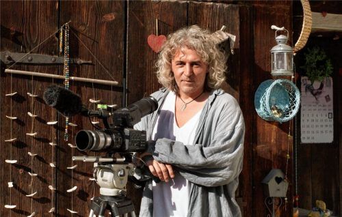 Ein bisschen Rockstar ist er immer noch, der Dokumentarfilmer Stefan Erdmann. Seine Leidenschaft für Musik nutzt er heute für seine Filme, unterlegt die Bilder mit den passenden Tönen. Fotos re