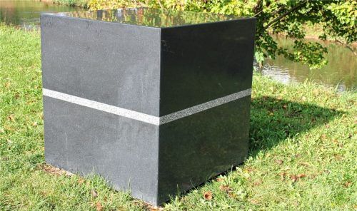 Ein Blickfang: So präsentiert sich heute im Mangfallpark Süd der „Kubus“, den Alfred Regnat ursprünglich in anderer Gestalt für die Landesgartenschau 2010 geschaffen hatte.Fotos Frick