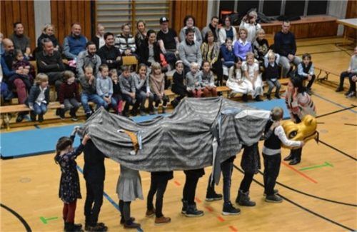 Ein feuerspeiendes Ungeheuer verfolgt den Prinzen Tamino aus der „Zauberflöte“.Foto re