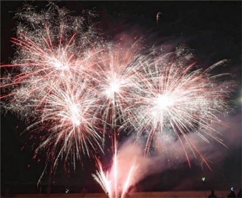 Ein großes Privat-Feuerwerk brannte in St. Erasmus ab: 30 Minuten dauerte das Spektakel in der Neujahrsnacht. Foto  stuffer