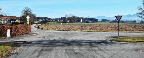 Ein Kreisel soll nach dem Willen des Gemeinderates die Kreuzung Kronstaudener Weg/Högeringer Straße/Staatsstraße 2095 entschärfen. Straßenbauamt und Freistaat ziehen nicht so recht mit. Foto Schlecker