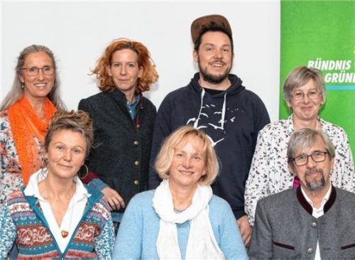 Ein Teil der Kandiaten (von links, vorne): Christine Weber, Professor Dr. Edda Weimann, Wolf Neelsen; hinten: Claudia Hess, Karla Helene Hecker, Benedikt Dirschl und Gabriele Neelsen.Foto re