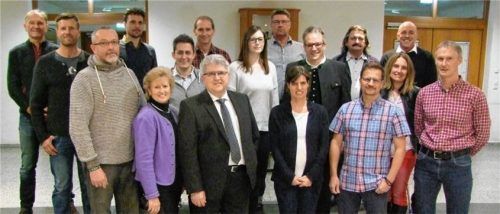 Ein Teil der Kandidaten der Parteilosen Wählerschaft (von links) erste Reihe unten: Wolfgang Himmelstoß, Elfriede Strasser, Johann Kosek, Silke Frank, Christian Richter, Klaus Höglauer; zweite Reihe: Manfred Raig, Michael Jegg, Lisa Wittmann, Peter Rampfl, Martina Dietersberger; dritte Reihe: Roman Hörfurter, Sebastian Stohn, Adolf Huber, Ludwig Härter, Stefan Schorreels, Alfons Schwerdtel.Foto Greiner