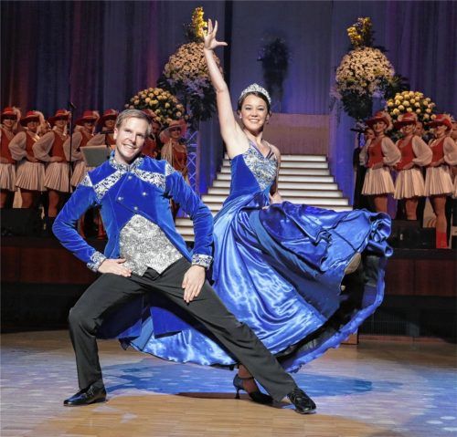 Ein Traum in Blau: Das Rosenheimer Prinzenpaar beim Rosenball-Auftritt. Martin Liedl und Sandra Meyer tanzen schon seit vielen Jahren zusammen und sind auch im wahren Leben ein Paar. Foto Gröning