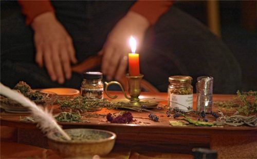 Ein uraltes Ritual ist das Räuchern – nicht zu verwechseln mit pseudo-spirituellen Anweisungen, wie sie heute oft auf dem boomenden Esoterikmarkt angeboten werden.Foto dpa